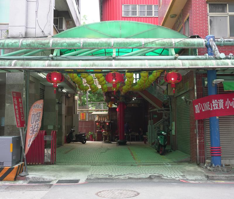 從新店路口內望長興宮／照片提供者：毛毓翔 / 拍攝日期：2025/05/27