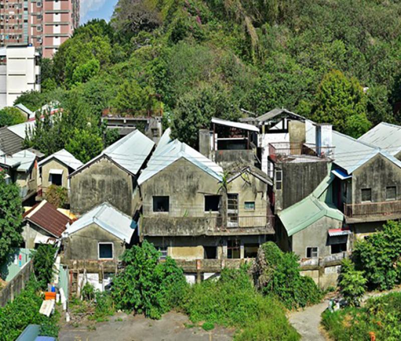 中興莊基地呈東西向分三區配置,因增建呈現高低錯落景觀。照片提供:張清專 中興莊基地呈東西向分三區配置,因增建呈現高低錯落景觀。照片提供:張清專