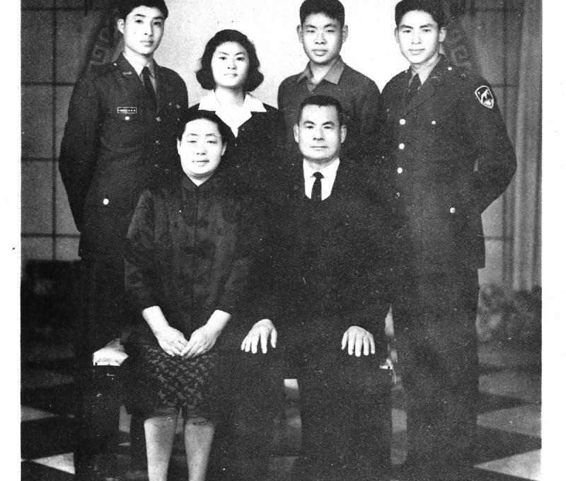 1966年高芳先全家合影,次子高華柱(後排左1)2008年擔任國防部長。(翻攝:高芳先先生紀念集) 1966年高芳先全家合影,次子高華柱(後排左1)2008年擔任國防部長。(翻攝:高芳先先生紀念集)