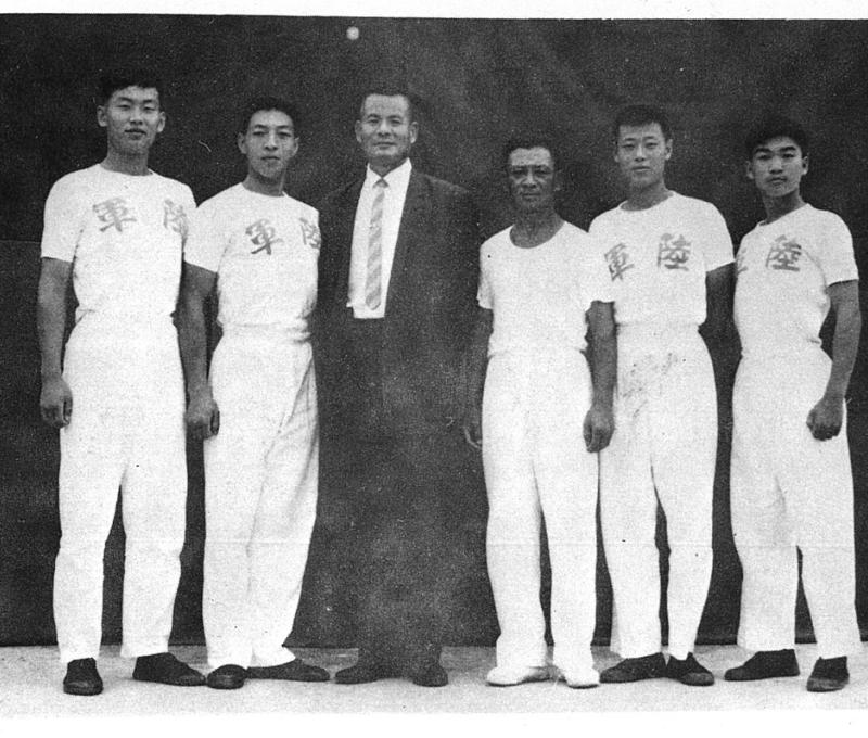 1968年高芳先受聘為干城營區預訓司令部的國術教練,與教官合影。(翻攝:高芳先先生紀念集) 1968年高芳先受聘為干城營區預訓司令部的國術教練,與教官合影。(翻攝:高芳先先生紀念集)