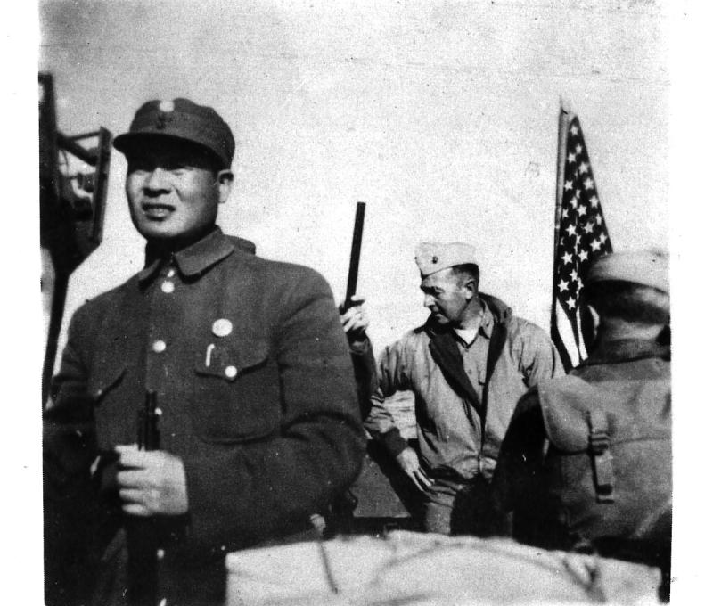 1946年高芳先接待友邦人士參訪嶗山抗日基地。(翻攝:高芳先先生紀念集) 1946年高芳先接待友邦人士參訪嶗山抗日基地。(翻攝:高芳先先生紀念集)