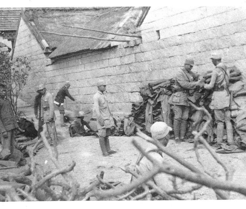 1944年高芳先破獲日軍織染廠,獲有三百餘疋黃卡其布。(翻攝:高芳先先生紀念集) 1944年高芳先破獲日軍織染廠,獲有三百餘疋黃卡其布。(翻攝:高芳先先生紀念集)