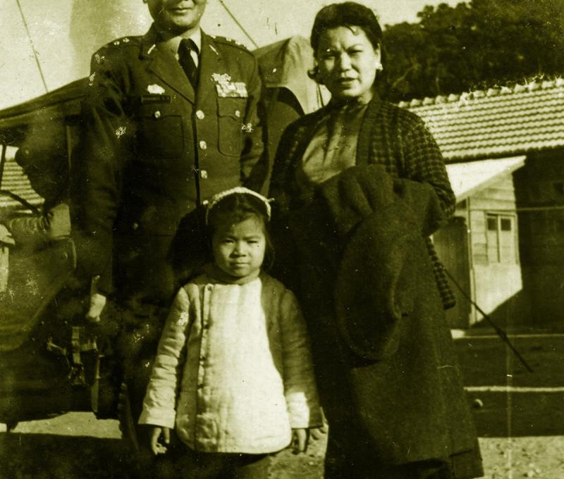 中興莊軍職父親勇闖八二三,所幸平安歸來,與家人共度農曆春節。(照片提供:陳樂人) 中興莊軍職父親勇闖八二三,所幸平安歸來,與家人共度農曆春節。(照片提供:陳樂人)