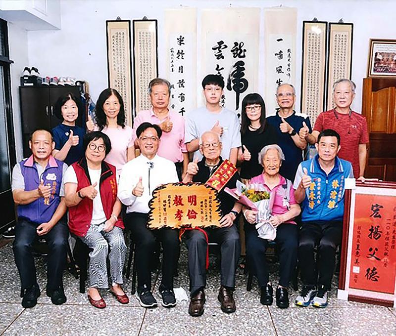 程致遠榮獲彰化市2021年模範父親,獲頒「明倫教孝」匾額。(照片提供:程瑞祥) 程致遠榮獲彰化市2021年模範父親,獲頒「明倫教孝」匾額。(照片提供:程瑞祥)