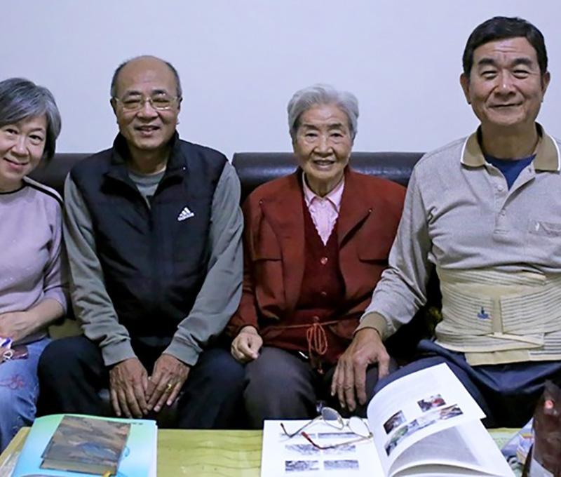 村史作者楊秋蘋2020年底拜訪高齡九旬的遲維屏展開口述訪談。(照片提供:楊秋蘋) 村史作者楊秋蘋2020年底拜訪高齡九旬的遲維屏展開口述訪談。(照片提供:楊秋蘋)