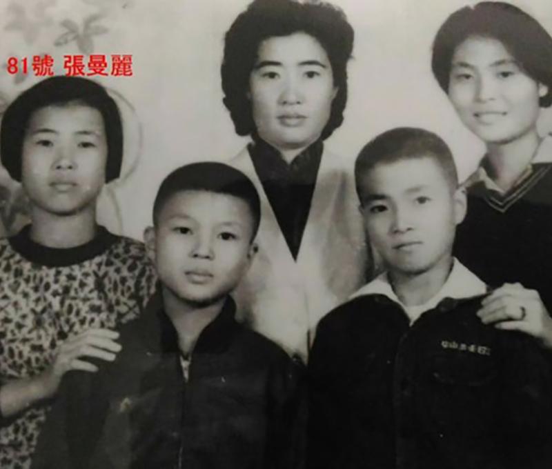 懷著身孕隨夫遠征海南島,生下長女(後排右)取名為「海南」以茲紀念。(照片提供:張曼麗) 懷著身孕隨夫遠征海南島,生下長女(後排右)取名為「海南」以茲紀念。(照片提供:張曼麗)