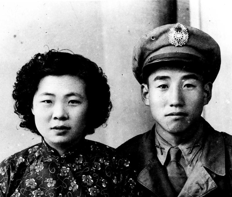 穿戴軍裝的常玉潤以及穿旗袍的顧桂蘭夫婦合影。(照片提供:常連芳) 穿戴軍裝的常玉潤以及穿旗袍的顧桂蘭夫婦合影。(照片提供:常連芳)
