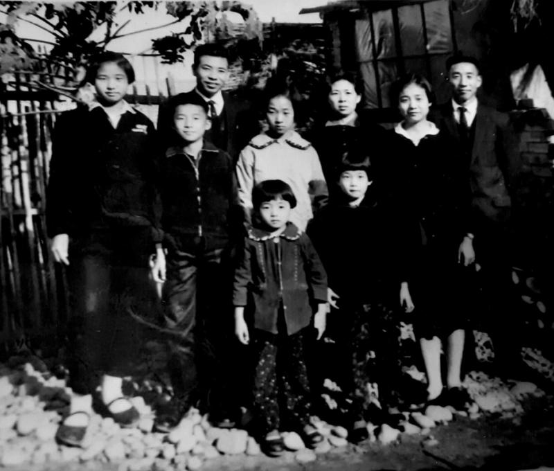 常連芳全家和和尚叔叔姜仁志合影。(照片提供:常連芳) 常連芳全家和和尚叔叔姜仁志合影。(照片提供:常連芳)