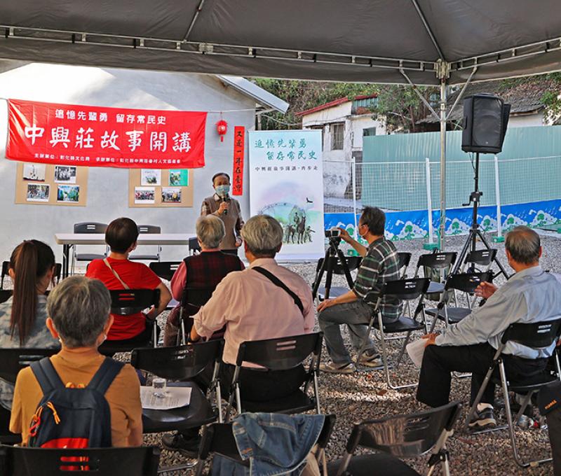 113年元月中興莊舉辦故事特展，常連芳分享家族故事。(照片提供：楊秋蘋)