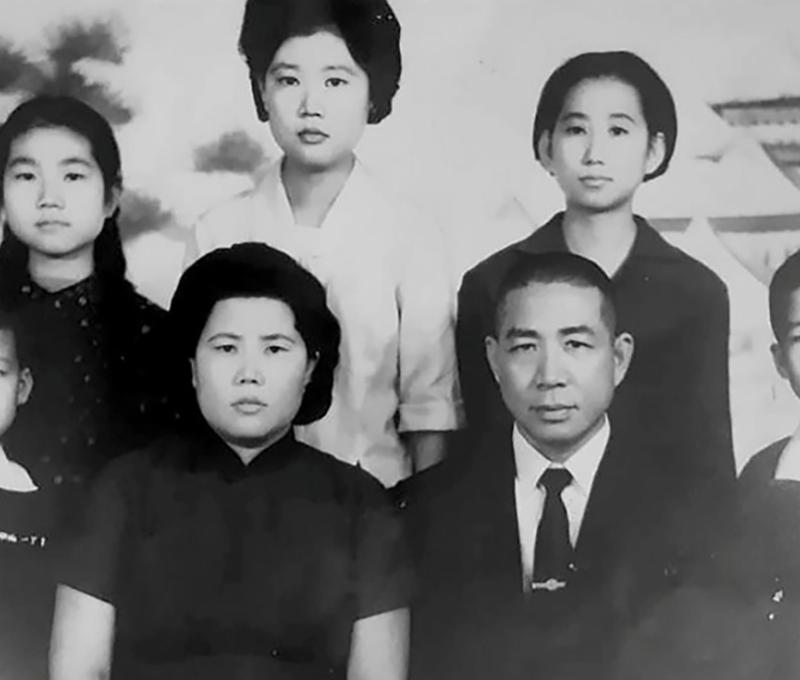 失怙的父親趙書堂為中醫師從軍,一生都在奉獻救人! (照片提供:趙聖德) 失怙的父親趙書堂為中醫師從軍,一生都在奉獻救人! (照片提供:趙聖德)