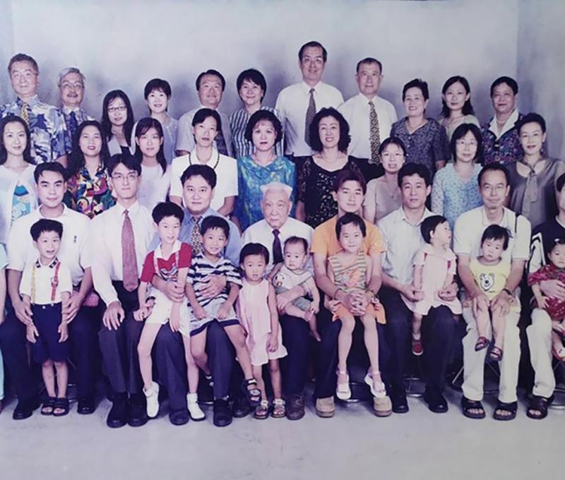 這張全家福是在彰化照相館拍攝,當時母親江瑞蘭已過世。(照片提供:楊秋蘋) 這張全家福是在彰化照相館拍攝,當時母親江瑞蘭已過世。(照片提供:楊秋蘋)