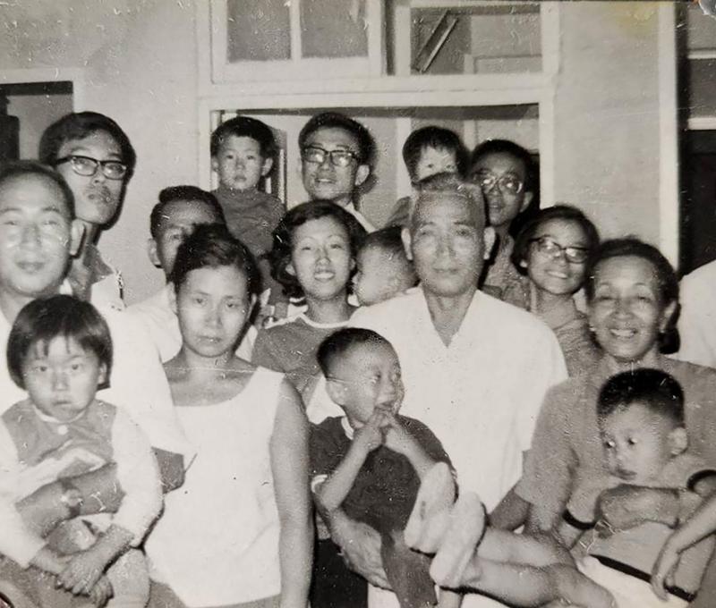 1961年陳崇環全家福合照,是在自家5號已改建為鋼筋混凝土的一樓大廳。(照片提供:陳崇環) 1961年陳崇環全家福合照,是在自家5號已改建為鋼筋混凝土的一樓大廳。(照片提供:陳崇環)