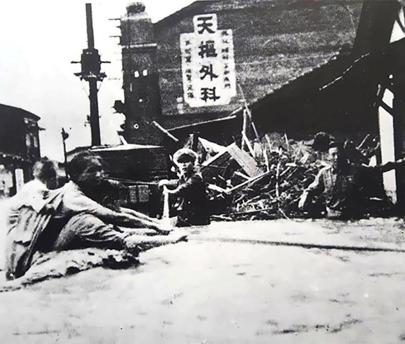 八七水災造成彰化縣約有15萬人無家可歸,災 民約佔全縣人口的六分之一。(照片提供:林文龍) 八七水災造成彰化縣約有15萬人無家可歸,災 民約佔全縣人口的六分之一。(照片提供:林文龍)