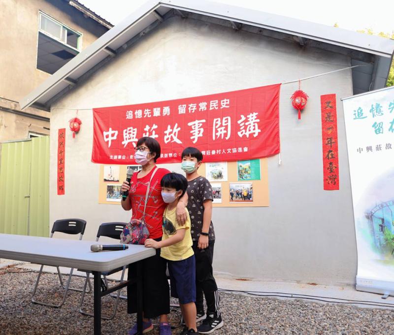 張曼麗帶著兒孫說故事,感念王合寅伯伯靠一根大針救人,她是受惠者。(照片提供:楊秋蘋) 張曼麗帶著兒孫說故事,感念王合寅伯伯靠一根大針救人,她是受惠者。(照片提供:楊秋蘋)