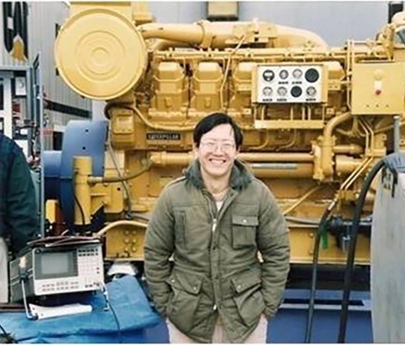 1996年陳文政在美國肯塔基州測試船用的柴油引擎。(照片提供:陳文政) 1996年陳文政在美國肯塔基州測試船用的柴油引擎。(照片提供:陳文政)