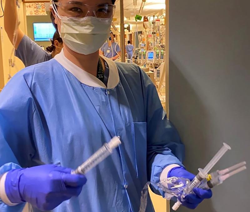 2021年眷三代朱華擔任臨床藥劑師,疫情時在美國發明「安全吸藥法」獲媒體專訪。(照片提供:孫箴華) 2021年眷三代朱華擔任臨床藥劑師,疫情時在美國發明「安全吸藥法」獲媒體專訪。(照片提供:孫箴華)