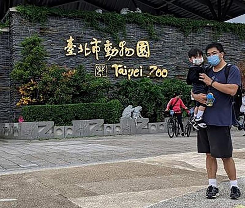 眷三代朱興華不畏疫情,返台認養台籍男童,學習外公孫建功熱忱助人的精神。(照片提供:孫箴華) 眷三代朱興華不畏疫情,返台認養台籍男童,學習外公孫建功熱忱助人的精神。(照片提供:孫箴華)