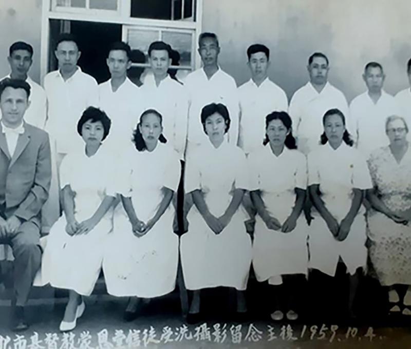 中興莊眷戶信仰多元,這張是眷戶到彰化蒙恩堂受洗合影留念。(照片提供:常連芳) 中興莊眷戶信仰多元,這張是眷戶到彰化蒙恩堂受洗合影留念。(照片提供:常連芳)