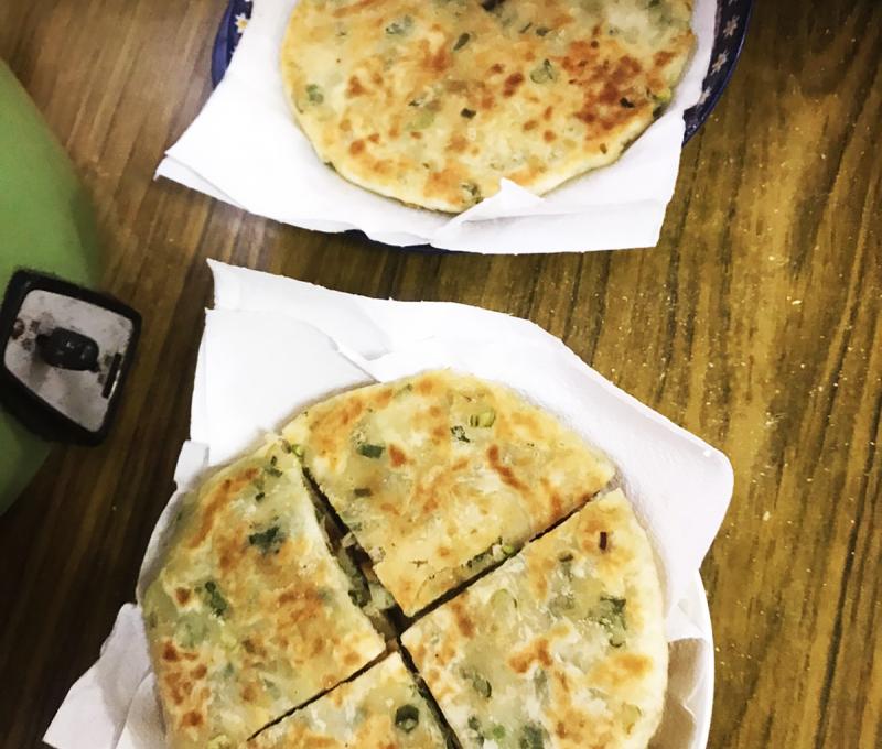 蔥油餅是山東人餐桌上不可或或缺的一道美食。(照片提供:方力非) 蔥油餅是山東人餐桌上不可或或缺的一道美食。(照片提供:方力非)