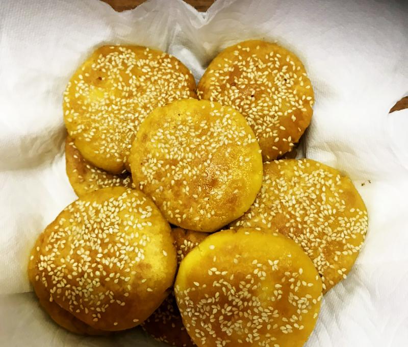芝麻餅或甜或鹹,香酥可口。(照片提供:方力非) 芝麻餅或甜或鹹,香酥可口。(照片提供:方力非)
