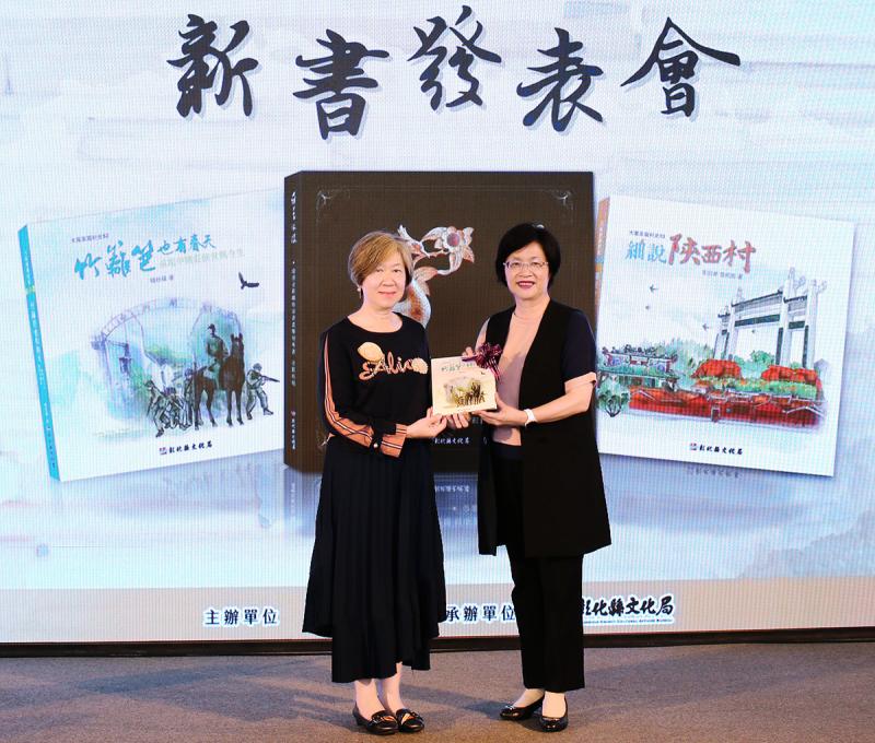 深受中興莊眷戶艱毅不拔的精神感動，楊秋蘋花費兩年心力書寫「竹籬笆也有春天」。(照片提供：楊秋蘋)