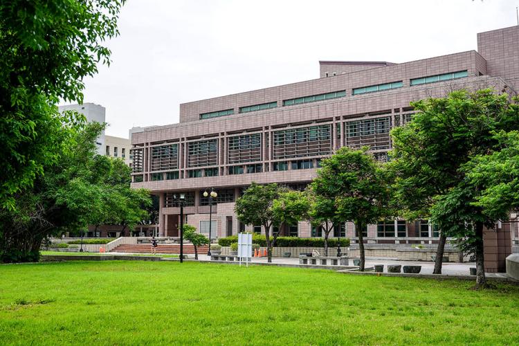 舊操場（現圖書館及周邊草皮位置）