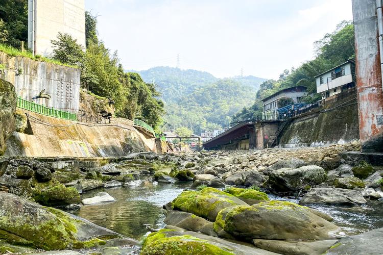 11龍盤巨石護河川